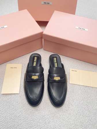 Miumiu24新款招财硬币鞋半拖 miumiu新出的“小钱币”真的让人一整个心都融化了啊除了中间夹着一颗钱币这种戳人细节之外，鞋型整体都狠秀气不笨重，也可以完 - 点击图像关闭