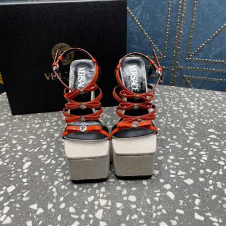 VERSACE范思哲秀场新款美杜莎新款防水台系列凉鞋！ 真丝漆皮+品牌特有的美杜莎人头装饰 每个成品犹如艺术品般的存在，赏心悦目 经典配色，顶级版本 艺术与设计 - 点击图像关闭