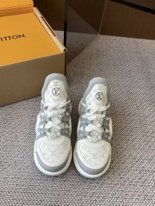 Lv 2025春夏新款老爹鞋 半拖尽显青春活力，日常穿搭超级抢眼，经典的拱形设计，一向被称之为美腿神器！绝对的人手必备 鞋面：原版一致牛皮，耐穿耐磨 大底：原版