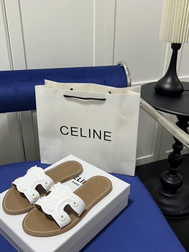 出厂价： Celin*2024 最新爆款 平底时尚拖鞋赛琳真的是开了挂、太有特色了 今年必须要入手一双celine拖鞋 ，超级百搭 简单大气 无论裙装裤装都能随