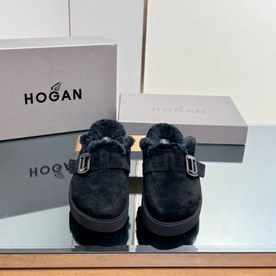 高版本 HOGAN 豪格穆勒毛拖 刘诗诗同款 这个颜色太温暖了 新款毛毛拖鞋 又轻又舒服又好看 两色可以选，羊羔毛配驼色实在温柔，光看着就很温暖了 毛拖有多火，