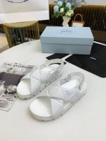P270 Prad*A~ 代购级 夏季新款沙滩鞋市场上最高版本 今年普拉达简直逆天了，款款都好看，这款鞋子穿上舒服感太棒了，巨显腿长，时尚百搭款式， 夏季必备