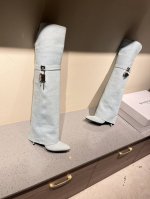 GIVENCHY纪梵希新款金属扣长靴 风靡时尚圈的裤腿靴，非纪梵希莫属 经典版型一再升级 原版1:1开发，腿部饰有皮革束带 搭配金属扣侧面饰有银色和金色饰面 不
