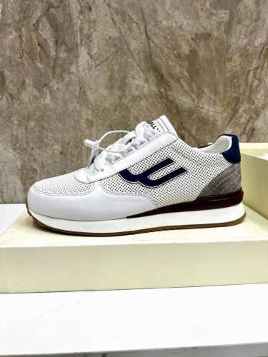 品牌：Bally 款式:休闲运动鞋 线条美学：横截面呈现星云般的交错线条，既分散冲击力，又以微观纹理呼应宇宙秩序的深邃美感舒适性 功能性：鞋面透气与防滑发泡.橡