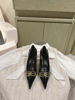 升级版 巴黎世家 Balenca*A 新款漆皮单鞋五金扣系列！这款鞋型是淑女尖头单鞋上脚美爆又百搭 Ins爆款 原版购入开模，定制鞋面原版牛漆皮，私膜定制五金扣
