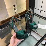 Aquazzura 2024 新款凉鞋 代购品质这双高跟防水台水钻走秀凉鞋，简直是魅力的终极武器！水钻熠熠生辉，如同梦幻的星河铺陈在鞋面上。防水台稳固又安心，高