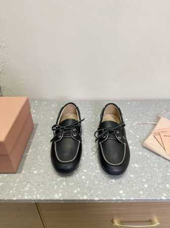 Miumiu 缪缪 25ss走秀新款 复古小皮鞋乐福鞋 豆豆鞋 折射现代摩登之美，打破固有刻板印象大胆延展，带来丰富的多元性创作。新一季系带帆船皮鞋，灵感来源于 - 点击图像关闭