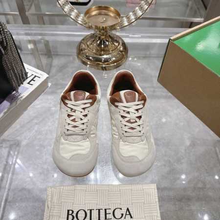 出厂价p 男款10Bottega Veneta Bv葆蝶家 25Ss新款 阿甘鞋 德训运动鞋 sneaker科技尼龙和绒面打造 灵感来自复古球鞋 全新演绎经典运 - 点击图像关闭