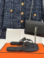 厂价 HermèS 爱马仕经典猪鼻子链条 夹脚人字拖鞋 蜈蚣精的鞋柜没它可不行 性价比超高的链条拖 Yyds！ 鞋面哑光和亮面交错 立体感满分 所有部件都是单独