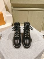 LV 路易威登 专柜最新马丁靴黑色开边朱厚底印花绑带短靴系列！代购级上新 这款松糕厚底系列今年非常爆，穿上增高效果，和时尚的引领绝对的yyds！ 面料：进口开边