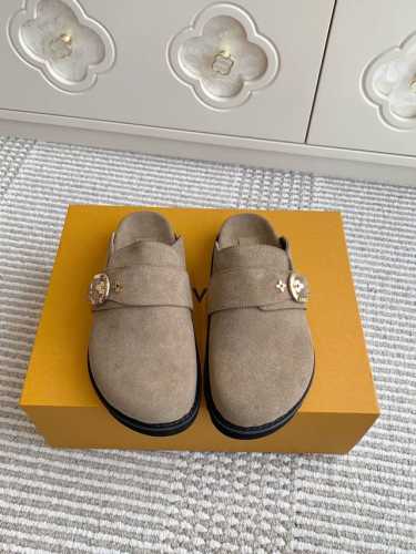 批女 P360 男 P380 L驴家情侣款包头半拖 穆勒拖鞋 顶级品质 本款 Lv Cosy Comfort 平底凉拖取材光滑牛皮革，在潮流之中流露闲适惬意。可