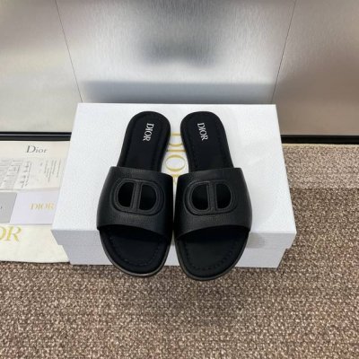 工厂p价p 迪奥 Dior 春夏新款 D-Club Cd立体字母Logo平底镂空猪鼻孔女鞋 明星同款拼色一字拖凉鞋 市面高端顶级版本 材质:鞋面进口摔纹小牛皮+