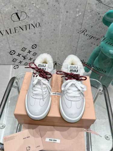 缪缪miumiu2024ss新款火爆款脏脏鞋系带做旧小白鞋 今年主推款 复古做旧时尚 简约高级 随意搭配 上脚非常舒适，年度必入款！鞋面原版牛皮，羊京，内里羊毛