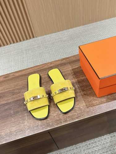 爱马仕新配色Kelly扣铆钉平底拖鞋 好穿百搭，夏日必备高端工具鞋 鞋面小牛皮&定制牛仔布面，小牛皮内里， 意大利进口牛皮底 Size：35-39 40 41定
