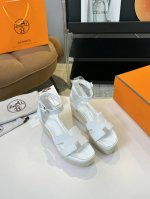 Hermès 爱马仕经典防水台h 坡跟厚底麻绳底凉鞋 极约复古的设计 浓厚的异域风情 时髦感十足、随便上脚都很有腔调 简简单单的款式随便搭配一下高级感就很棒 百