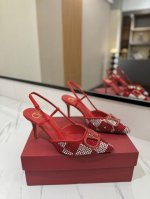 出厂价： Valentino 华伦天奴推出全新烫钻系列，烫钻款Vlogo后系带高跟鞋尖头V扣凉鞋。上脚非常修脚型 重点是很好非常好驾驭 不磨脚不累脚 行走神器！