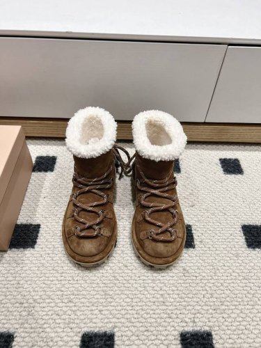 G024代购级别独家首发miumiu缪缪雪地靴2024秋冬新款棉鞋单鞋来自Miu Miu系列的细节特写 新季的潮流要素 与此刻挚爱的概念，多元对撞，传达现代风格