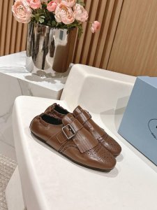 半拖 单鞋 男装10 PRADA普拉达春夏走秀款复古布洛克情侣款半拖单鞋走秀款 复古感时髦满满 随意百搭 时尚休闲 独到味道 人人都爱也轻松驾驭 每年都会爆.足