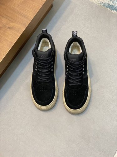 UGG P: Size：39-44 UGG系带厚底运动男鞋. 时尚感十足 休闲百搭 磨砂鞋面高级又不显老气 鞋面防水防油污时尚好打理 内里羊皮毛一体 舒适保暖