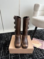 经典爆款 Miu Miu 经典走秀早秋机车靴 粗跟皮带扣复古机车西部靴子系列 夏天都可以穿的靴子来了 王炸款 整体设计透露着波希米兰的随性和洒脱 极具特色的缠绕