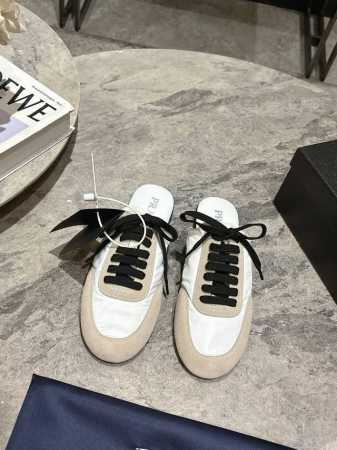 Prada 普拉达春夏秀款薄底德训鞋半拖女 25ss秀款出境率最高的单品 鞋面麂皮有肌理感，内里羊皮包裹，软软糯糯的 鞋垫加厚小羊皮，踩上去无比舒适，有支撑感， - 点击图像关闭