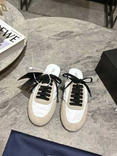 Prada 普拉达春夏秀款薄底德训鞋半拖女 25ss秀款出境率最高的单品 鞋面麂皮有肌理感，内里羊皮包裹，软软糯糯的 鞋垫加厚小羊皮，踩上去无比舒适，有支撑感，
