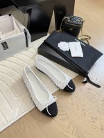 chanel 25C编织面芭蕾舞 顶级对版货！ 所有的颜色我家都有！ 鞋面进口布料，垫脚内里羊皮，原版五金扣。 均配专柜顶级包装！ Size:35-39 其它码