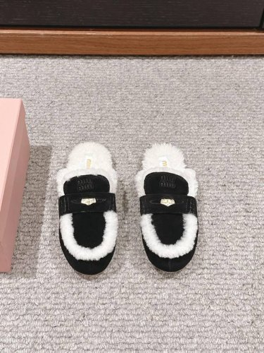 顶级品质 miumiu ss24new arrival～ Miu家2024秋冬新款半拖毛毛鞋 这款半拖毛毛鞋超好看，超轻便，超好穿， 居家户外都适宜！舒适又保暖