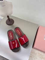 miu'miu 木屐鞋 实木高端对版 小牛漆皮 跟镶嵌 金色 Logo 对版 红色小牛漆皮 中跟设计 金属 铆钉嵌入固定鞋面 手工制作 系列 Miu'miu 经