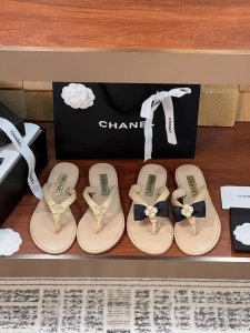 Chane小香风香奶奶新款夹趾拖鞋人字拖，这个系列的拖鞋穿上去，真的有点小仙女的感觉！上脚自带滤镜效果。 鞋面：原版羊皮配开模五金 内里：水晶羊皮 鞋底：意大利