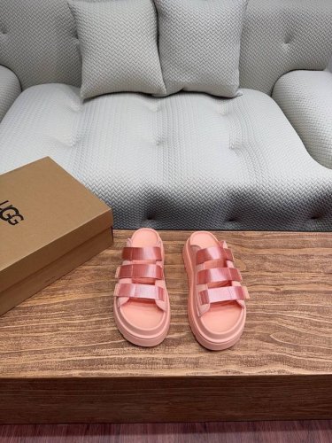 厂 Ugg2025年夏季新款炫金魔术贴拖鞋 厚底凉鞋 穿搭不费力 多巴胺颜色 活力满分 三绑带设计可调节松紧绑带 码数35-39 40可定做