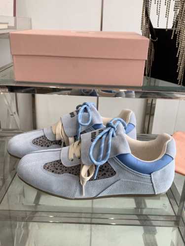 Miu Miu 25ss新款早春休闲鞋 这款系列超喜欢了 上脚舒适轻便 时尚少女设计随便搭配 进口鹿皮马毛鞋面 原版透气布内里 原版耐磨橡胶大底 码数：35-4