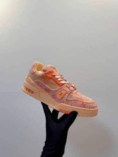 牛仔系 LV Trainer Sneaker 一如继往的给足安全感，实物比图片更好看更精致！梦中情鞋击败～99% 多巴胺百搭，糖果色系真的好甜 元气度满满的 奢