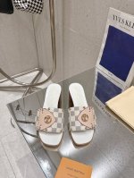 顶级版本 拼接皮革拖鞋系列 本款 Lv Frame 平底凉拖为 Damier 帆布搭配标志性的皮革饰边，以鞋面 I Circle 标识与铭文饰钉回溯 Camer