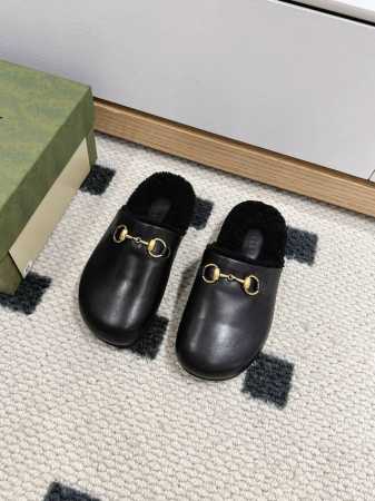 顶级品质 GUCCIss2024秋冬｜平底羊毛拖鞋新品 超舒适的 双带毛拖 简约随性 时髦有范， 慵懒又不乏高级感，最舒适的拖鞋没有之一 随意上脚都好看有型，绝 - 点击图像关闭