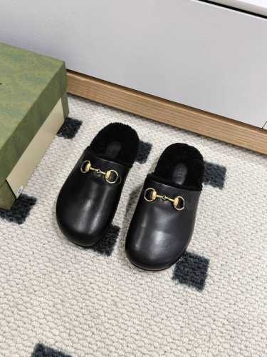 顶级品质 GUCCIss2024秋冬｜平底羊毛拖鞋新品 超舒适的 双带毛拖 简约随性 时髦有范， 慵懒又不乏高级感，最舒适的拖鞋没有之一 随意上脚都好看有型，绝