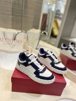 工厂 最新款 情侣款休闲鞋 Valentino专柜同步新款低帮休闲运动鞋 专业高端，完美复刻，品质一流！ 全部采用原版1:1材料制作，独家开模！ 面料定制牛皮，