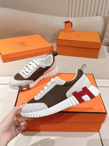 Hermes 顶级版本#新色P 爱马仕H家经典情侣款 休闲运动鞋 情侣款休闲之履运动老爹鞋结合高科技帆布与麂皮山羊皮，在橡胶鞋底上饰以夸张“H”字母，斜体设计和