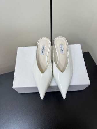 P350Toteme 2025春夏一脚蹬单鞋尖头穆勒鞋半拖 非常舒服的一款平底鞋，极简设计理念，版型显瘦好穿颜值与实用性并存 鞋面：进口牛漆皮 石头纹牛皮 内里 - 点击图像关闭