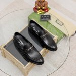 Gucci 古奇 里 爆款豆豆鞋顶端品牌奢侈 顶级 质量 最新時尚豆豆鞋 ..鞋面選用原版头层牛皮制造. 皮内里 原版个性时尚柔软橡膠耐磨防滑大底 上脚轻巧舒适