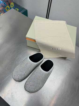 闪亮钻石厚底舒适 玛尼 Marni 拖鞋 系列厚底凉鞋 玛尼 家族元素设计 烫印 Logo凉鞋 白色羊反绒皮面料 烫金 工艺 钢印压模而成立体感十足 对标对版 - 点击图像关闭