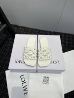 橙子出厂价p Loewe 罗意威春夏新品petal Anagram 设计感镂空平底拖鞋 休闲凉拖 度假沙滩鞋 疯狂种草简约设计感觉更干净优雅，让你念念不忘 颜色