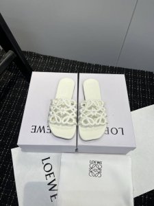 橙子出厂价p Loewe 罗意威春夏新品petal Anagram 设计感镂空平底拖鞋 休闲凉拖 度假沙滩鞋 疯狂种草简约设计感觉更干净优雅，让你念念不忘 颜色