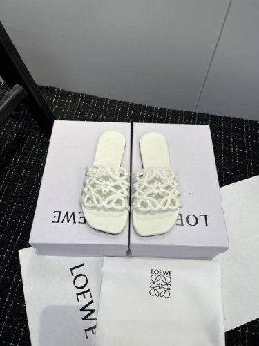 橙子出厂价p Loewe 罗意威春夏新品petal Anagram 设计感镂空平底拖鞋 休闲凉拖 度假沙滩鞋 疯狂种草简约设计感觉更干净优雅，让你念念不忘 颜色