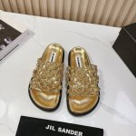 Jilsander 吉尔桑达25Wf春夏 渔网编织镂空拖鞋 太佩服设计师这一季的计设了 一双刻着时髦两字的单鞋 可文艺可时髦 穿搭率实在太高了 镂空编织设计 整