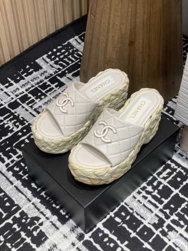25Fw春夏新款小香chane*五金双C扣草编麻绳厚底坡跟拖鞋防水台穿不腻的百搭凉拖 超经典五金字母扣 。9的厚底添砖加瓦 大长腿即视感轻松拿捏！休闲中带着精致