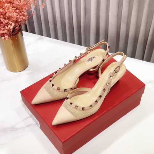 Valentino 初夏新品。 P340。 华伦天奴 新款若隐若现性感波点蕾丝系列 鞋面：原版开发波点蕾丝配羊京皮，原版锍钉 内里：羊皮内里垫脚 大底：原色复古