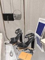 lv 梅花跟凉鞋 驴家夏季新款顶级版本 ★★★★★ 此款Silhouette凉鞋取材小牛皮 。正面饰带饰有Lv特有的Logo镂纹，衬以闪耀光泽的皮革。 原版开模