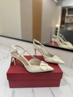 出厂价： Valentino 华伦天奴推出全新凉鞋系列，凉鞋鞋款尖头V扣凉鞋。上脚非常修脚型 重点是很好非常好驾驭 不磨脚不累脚 行走神器！ 金属VLOGO钻扣