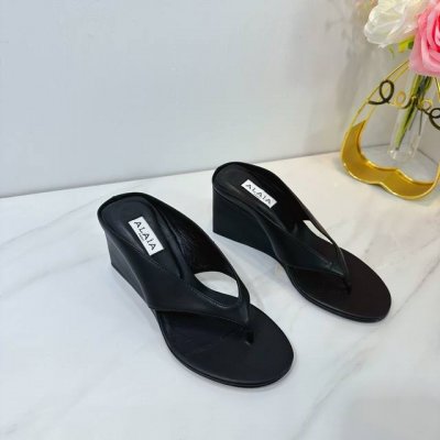 出厂 精致优雅的同时 还具有时髦感 穿上它休闲日常与与高级奢华驾驭自如 上脚真的太爱啦 太美了巨舒服 面料 牛皮 内里 羊皮 鞋底 原版原色橡胶大底 优雅风格